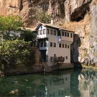 Blagaj Tekija - 緊鄰崖壁旁的修道院