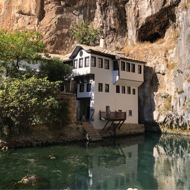 Blagaj Tekija - 緊鄰崖壁旁的修道院