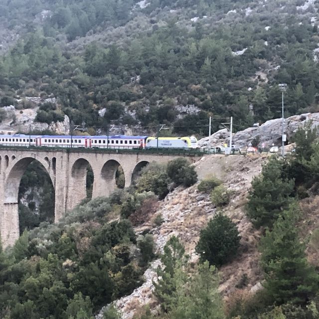 007の映画ロケ地にもなった鉄道橋