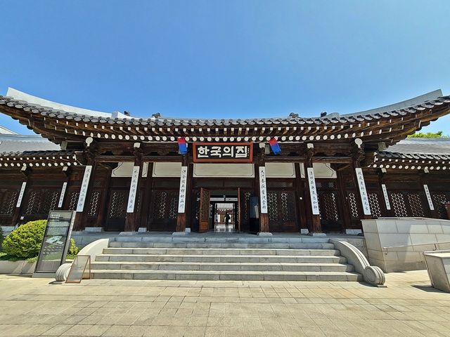 충무로의 고즈넉한 한정식 맛집. 한국의 집