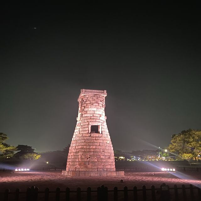 낮과 밤 모두 아름다운 경주 - 첨성대