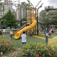 台北中山站的大型親子公園～建成公園 多種溜滑梯滿足大小朋友 
