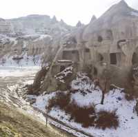 【土耳其 卡帕多奇亞】隱藏在岩壁中的石窟教堂 世界文化遺產