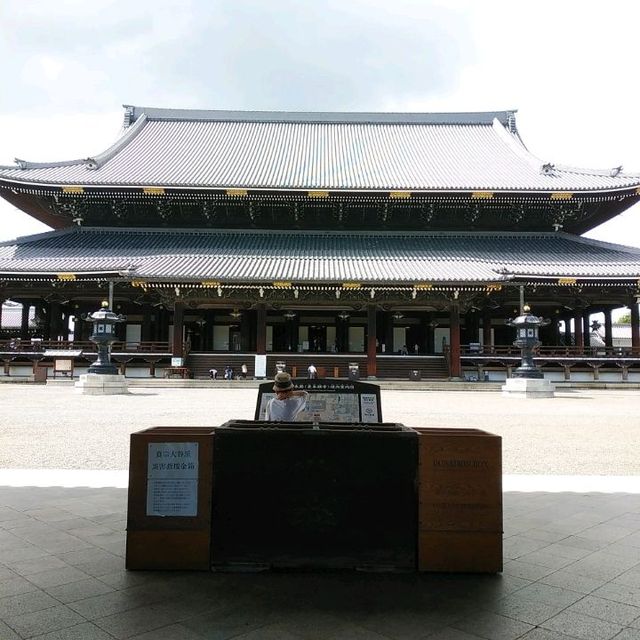 京都府にある荘厳な東本願寺
