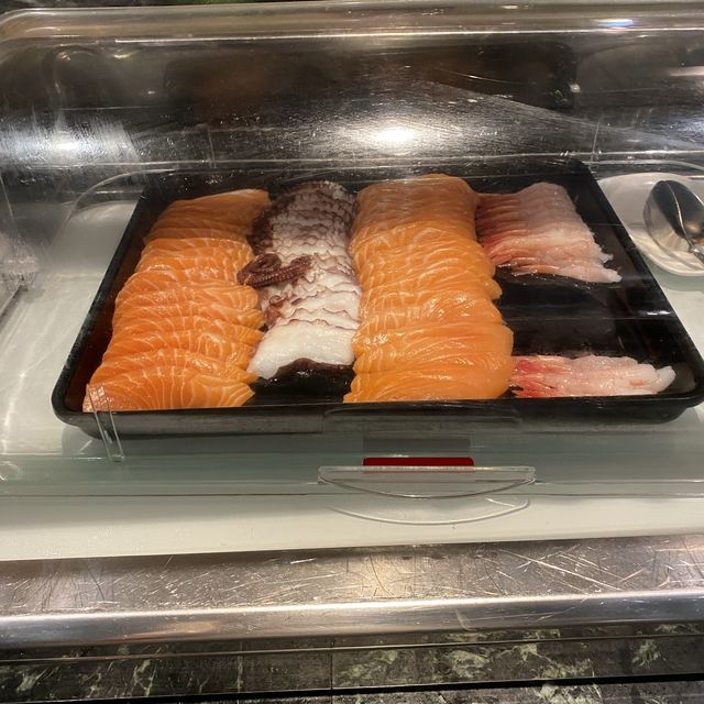香港迪士尼酒店食自助餐好開心呀～