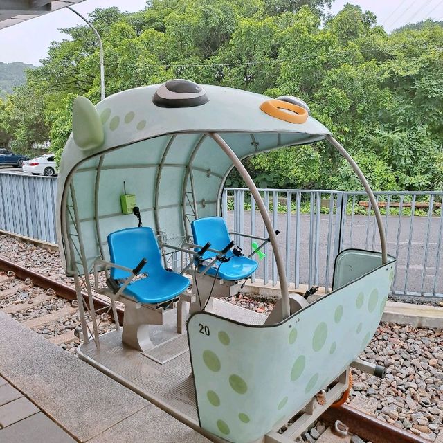 深澳 | 鐵道自行車之旅，踩著超萌的河豚車進入迷幻的鯨魚隧道吧

