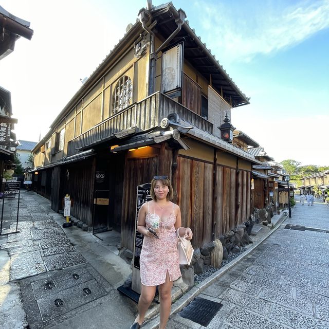 The World's first traditional starbucks