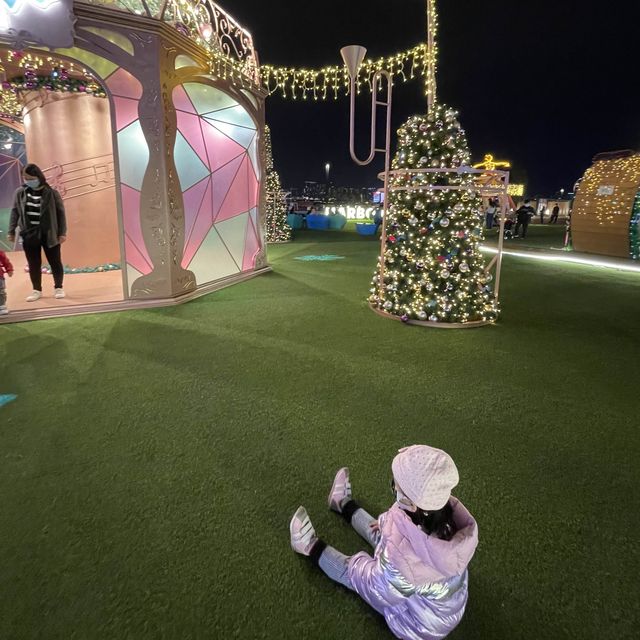 香港親子好去處｜室外篇｜免費歎海景燈飾🎄🥳｜戶外海傍草地放電野餐｜