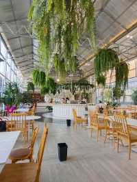 Boonta Café สไตล์ glasshouse เหมือนนั่งอยู่ในสวน