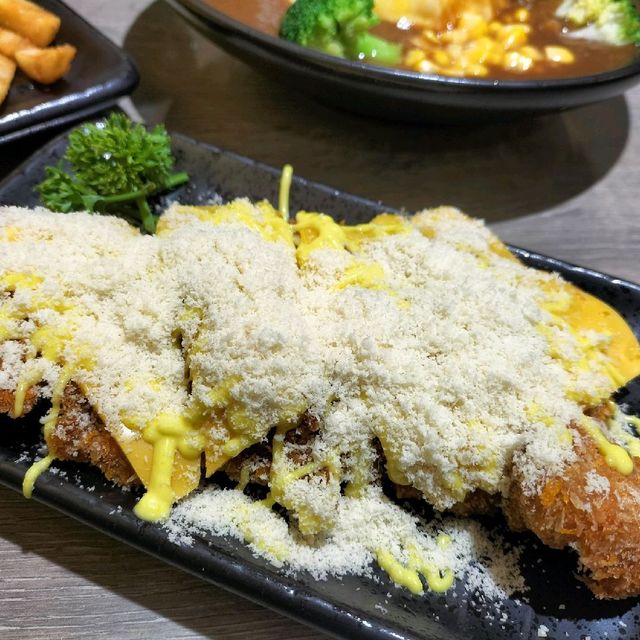 貓奴必來!新店咖哩—迎食流咖哩/蓋飯/歐姆蛋，平價美味，免費加醬加飯一次