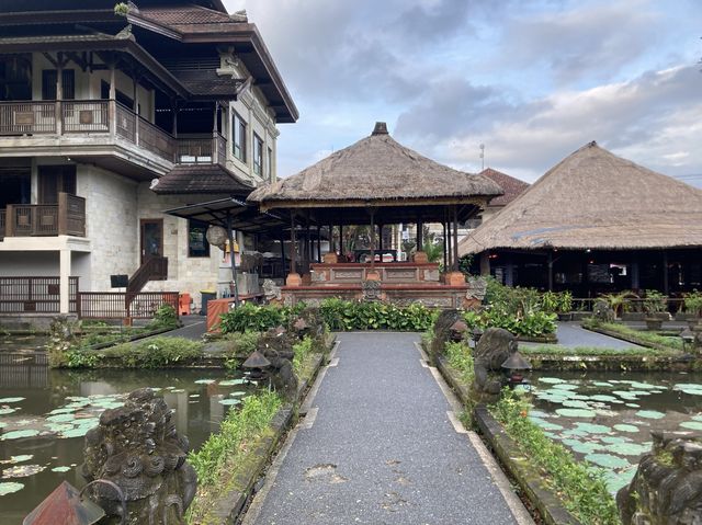 【バリ】水面に浮かぶ寺院「サラスワティー寺院」