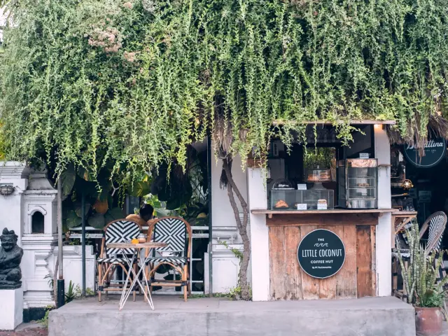 【バリ】レンボンガン島の道沿いにある小さなカフェ