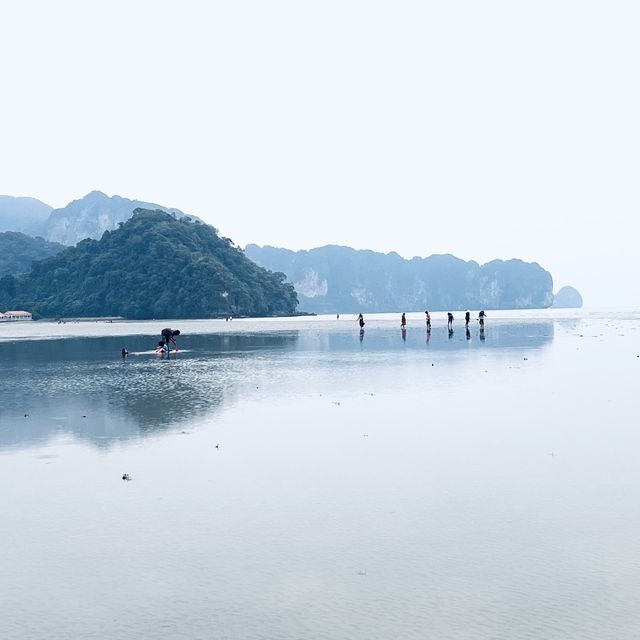 หาดนพรัตน์ธารา กับความงามสะดุดตายามเย็น