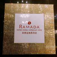 外表金碧輝煌的華美達海景酒店