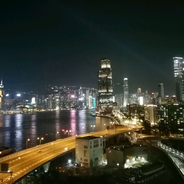  擁有超靚夜景可望尖沙咀同香港嘅酒店