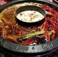 邊享受麻辣火鍋🌶️ 邊看👺變臉國術