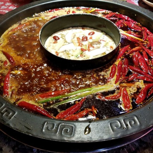 邊享受麻辣火鍋🌶️ 邊看👺變臉國術