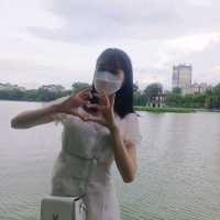 Dạo quanh hồ Hoàn Kiếm
