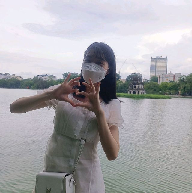 Dạo quanh hồ Hoàn Kiếm