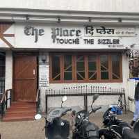 푸네의 60여 년 전통의 시즐러 맛집 “The Place Touche the Sizzler”