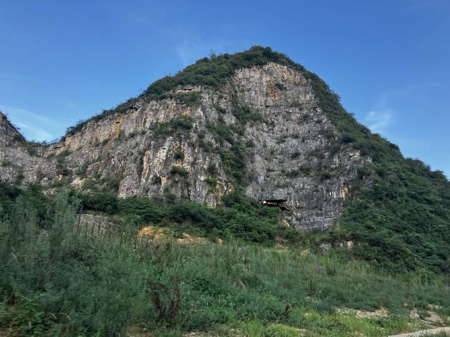 Beautiful mountains along the Pingba route. 