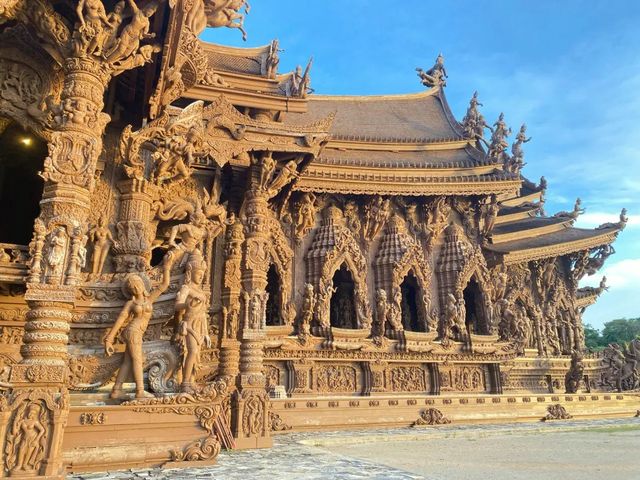 Noodle Travel's super beautiful and niche photo spot in Pattaya - Truth Temple!