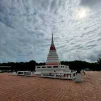 พระเจดีย์กลางน้ำ