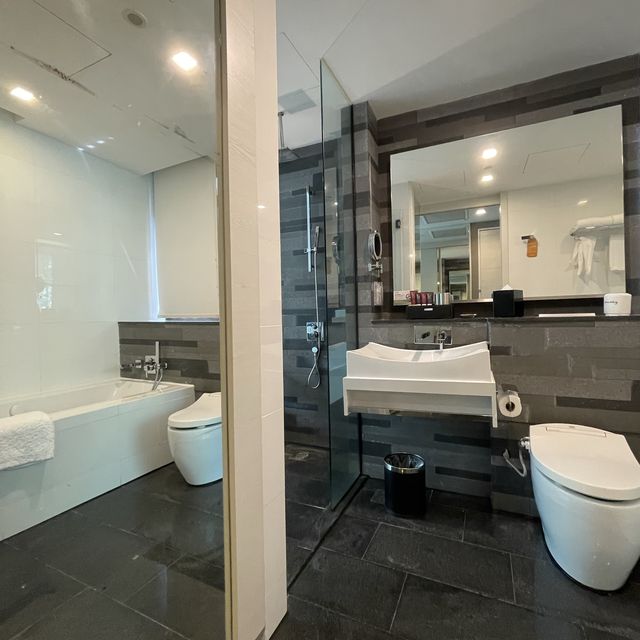 A lovely white themed bathroom 