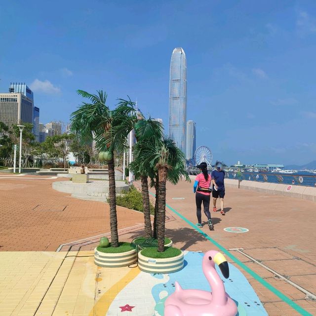 秋高氣爽慢遊中環碼頭海濱長廊