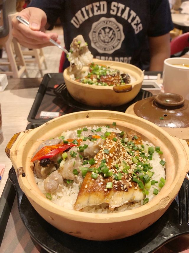 快餐店都有特色煲仔飯～