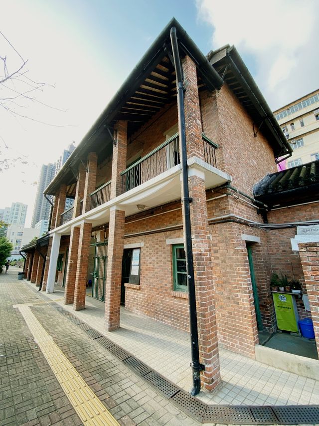 由屠房走到了藝術村。一個地方；兩種風格。