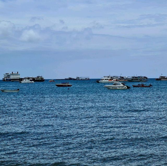 ชายหาดพัทยา นักท่องเที่ยวคึกคัก 