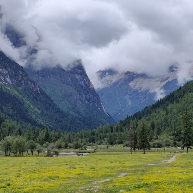 trek in Changping valley , mount siguniang 