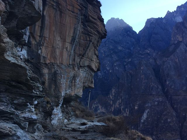 Hiking along Tiger Leaping Gorge 