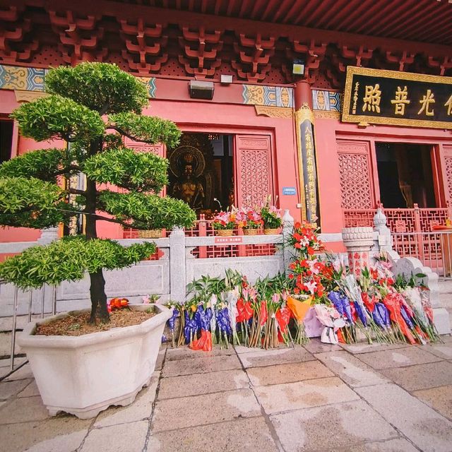 Offering prayers in Hongfa temple 🙏