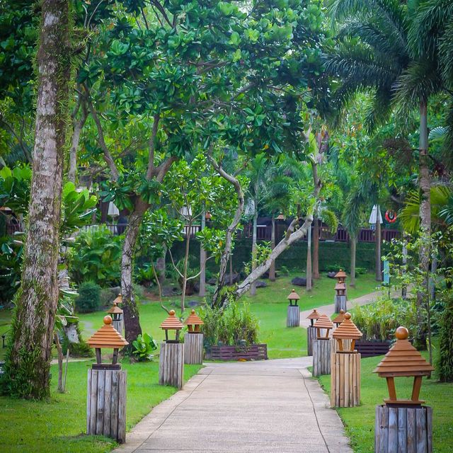 รีสอร์ทเขาหลักที่กลมกลืนกับธรรมชาติ