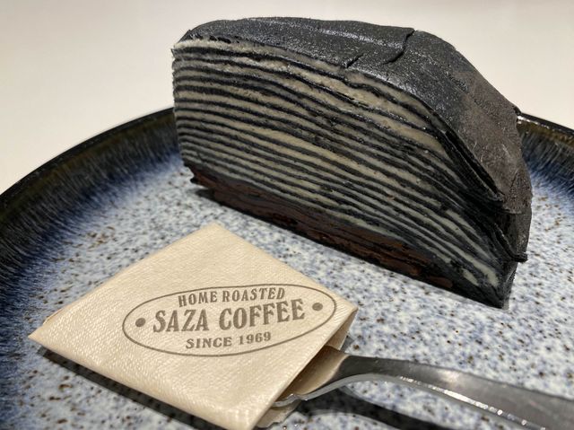 東京丸の内。KITTE『SAZA COFFEE』の真っ黒『SL ミルクレープ』