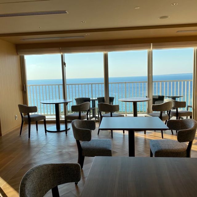 日の入りが見られるラウンジが素晴らしいホテル
