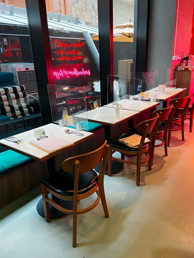 【長沙灣｜霓虹燈下高質手工Pizza🍕】