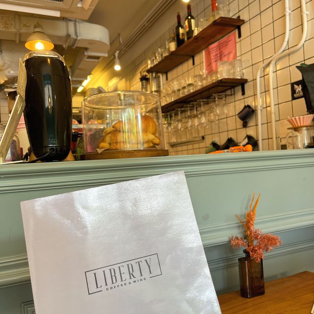 油麻地｜落地大玻璃木系輕工業風cafe🍳☕️🥐
