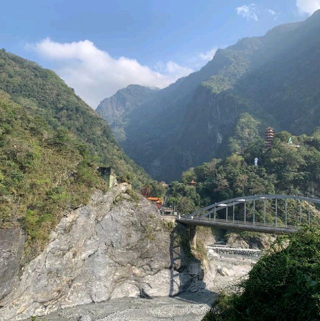 Dongpu and the many iconic bridges 