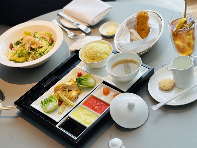 推薦指數滿分⭐️⭐️⭐️⭐️⭐️St. Regis豪華住宿，管家服務💁🏻‍♂️早餐鮑魚粥，其他食物豐富⭐️⭐️⭐️⭐️⭐️
