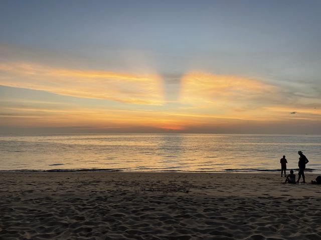 หาดกะรนตอนเย็นๆบรรยากาศดีมากเลยนะ