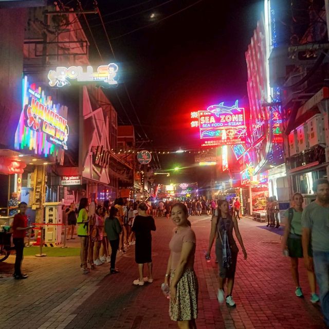 Walking Street พัทยา ค่ำคืนที่ไม่เคยหลับไหล