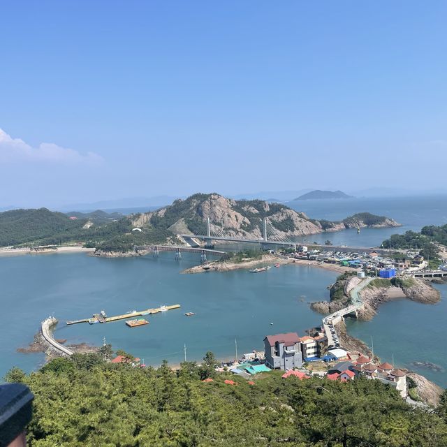 바다를 가르는 도로를 볼 수 잇는 군산 대장봉