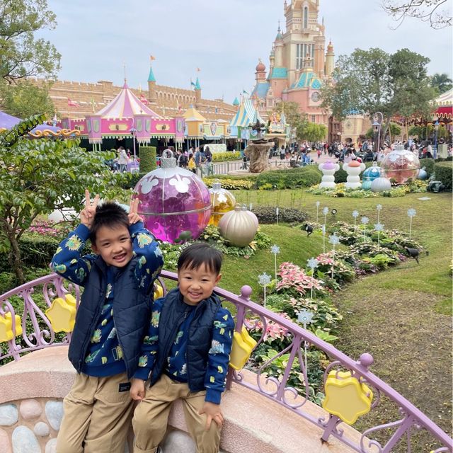 充滿聖誕氣氛的迪士尼樂園