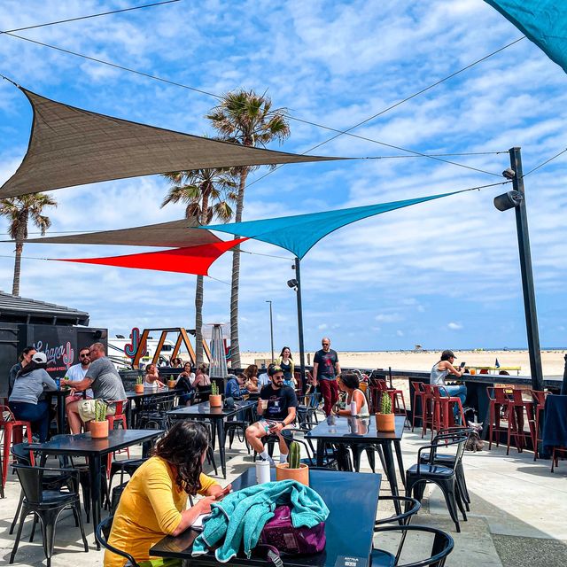 Fun beach bar on the beach of Huntington 🏖