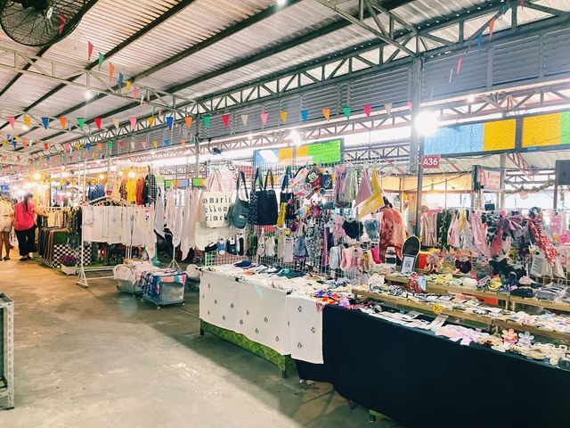 เที่ยววัดไทรใหญ่เลาะตลาดน้ำไทรน้อย ใกล้บ้านใหม่😌