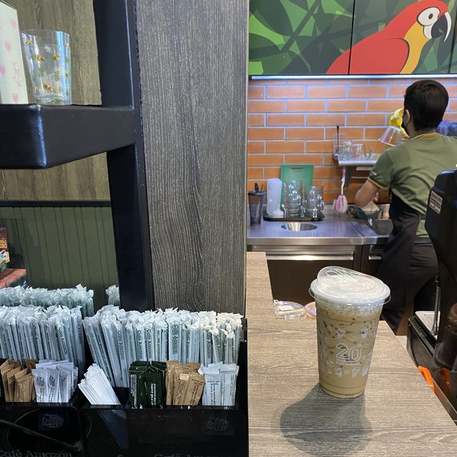 จิบกาแฟก่อนขึ้นเครื่องที่คาเฟ่อเมซอน สนามบินภูเก็ต