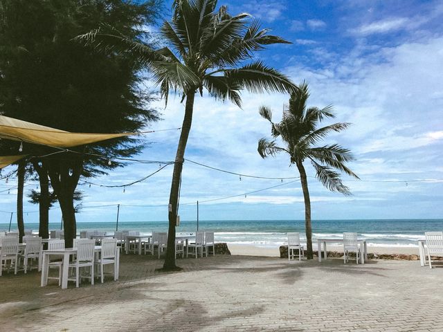โรงแรมเจ้าหลาวทอแสงบีช ที่พักติดหาดเจ้าหลาว 🌊🌊